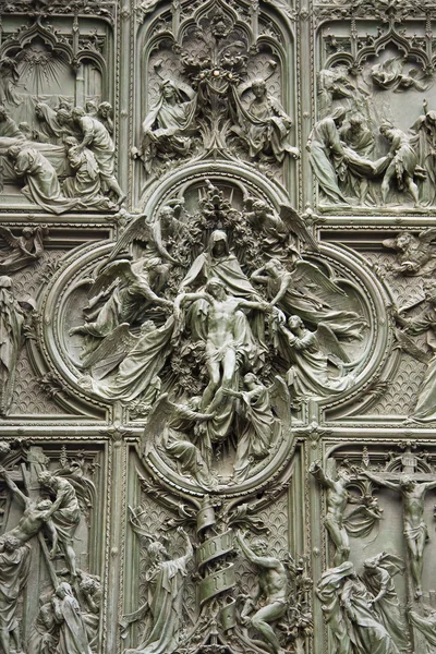 Portas da catedral em Milão, Itália — Fotografia de Stock