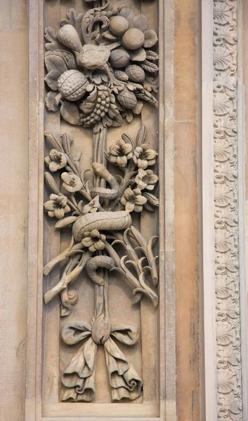 Dekoratives Motiv auf der Fassade der Kathedrale in Mailand — Stockfoto