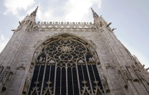 La vista lateral de la catedral de Milán — Foto de Stock