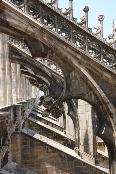 Detalles sobre el techo de la catedral gótica de Milán — Foto de Stock