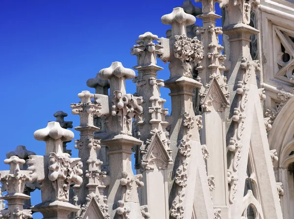 Decorações com motivo no terraço da catedral em Milão — Fotografia de Stock