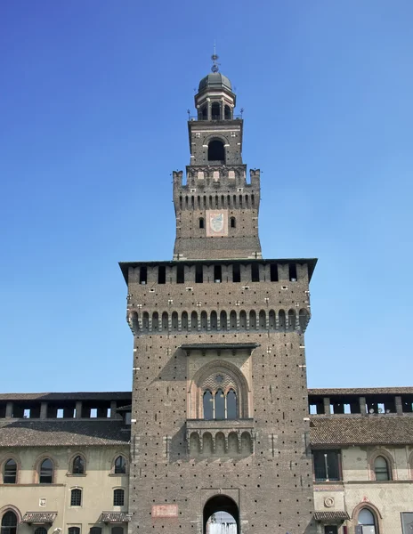 De toren van de ingang naar de Sforza kasteel in Milaan — Stockfoto