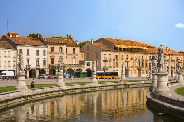 Canal plaza pública Prato della Valle en Padua — Foto de Stock