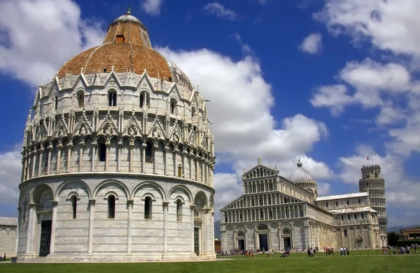 Batistério e a torre inclinada em Pisa — Fotografia de Stock