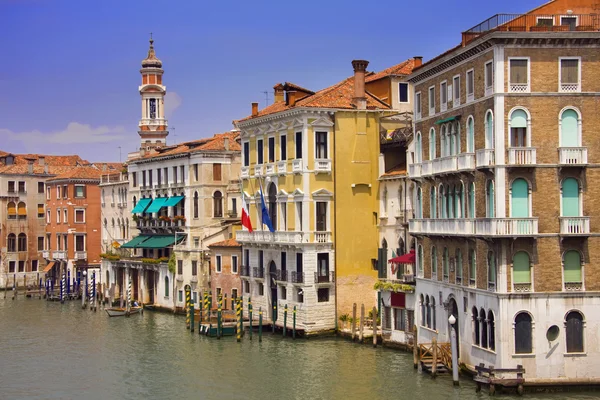 Farverige bygninger langs kanalen i Venedig - Stock-foto