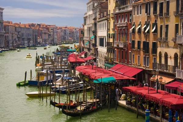 Canal Grande uitzicht en gondels in Venetië — Stockfoto