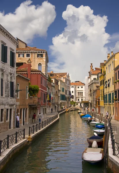 Вид на идиллический канал в Венеции — стоковое фото