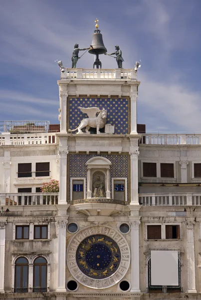 24hr циферблата годинника на будівлю у Венеції — стокове фото