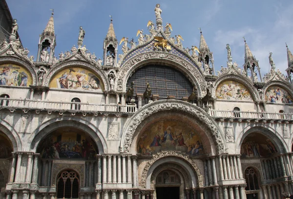 San Marcoplein gevel van de basiliek in Venetië — Stockfoto