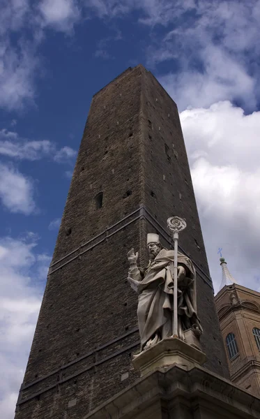 Asinelli tower i saint Petroniusz statua w Bolonii — Zdjęcie stockowe