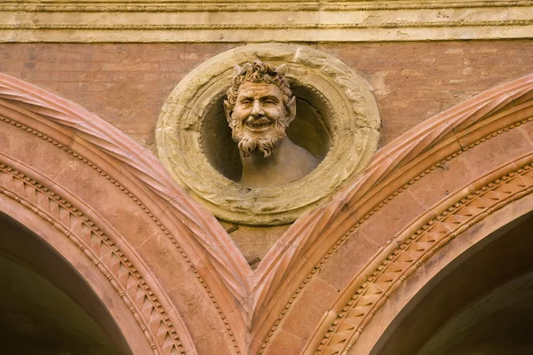 La decoración de la cabeza del diablo en el edificio medieval de Bolonia —  Fotos de Stock