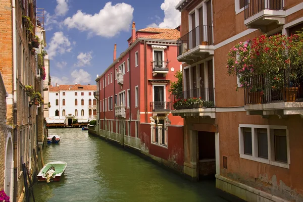 Calle típica del agua en Venecia — Foto de Stock