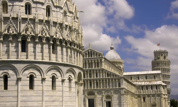 View with Baptistery and the Leaning Tower in Pisa — Stock Photo, Image