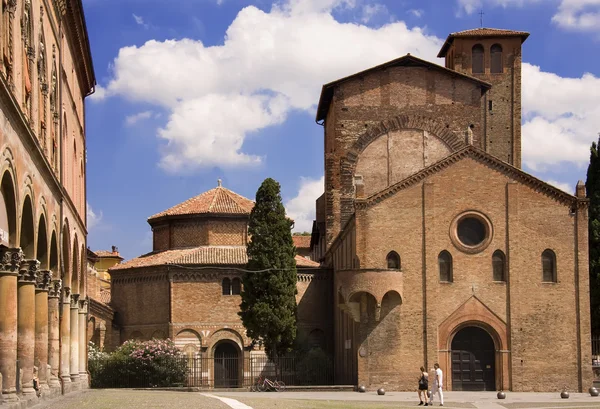 Фасад средневековой церкви и монастыря в Болонье — стоковое фото