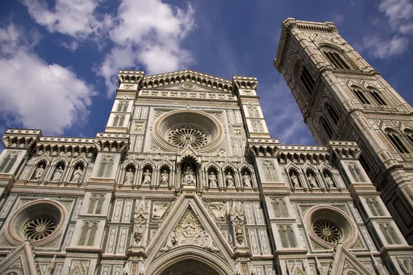 Parte delantera de la Basílica de Santa Maria del Fiore en Florencia — Foto de Stock