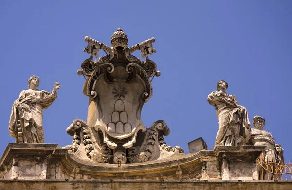 Esculturas sobre a Basílica de São Pedro no Vaticano — Fotografia de Stock