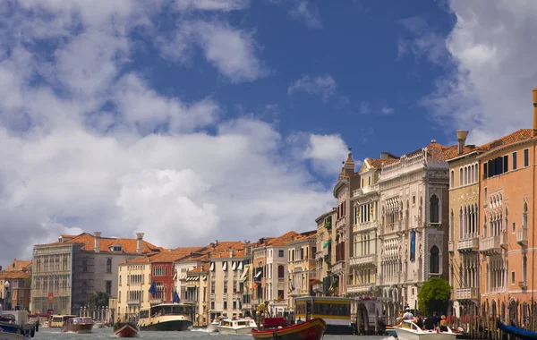 Complexe de construction et Grand Canal à Venise — Photo