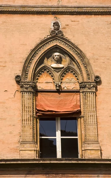 市议会在博洛尼亚的窗口 — 图库照片