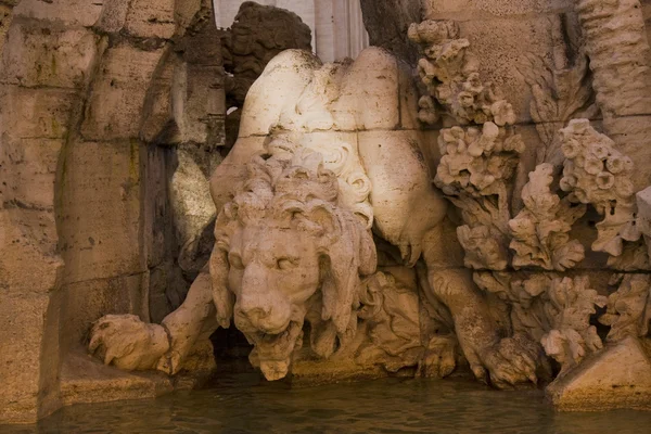 Leeuw standbeeld op piazza navona in rome — Stockfoto