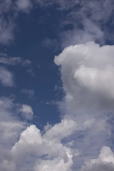 Mavi gökyüzü ve güzel beyaz bulutlar — Stok fotoğraf