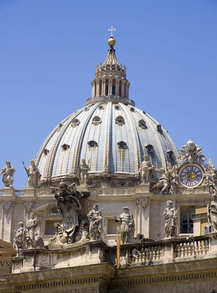 Een koepel van de St. Petr basiliek in Vaticaanstad — Stockfoto