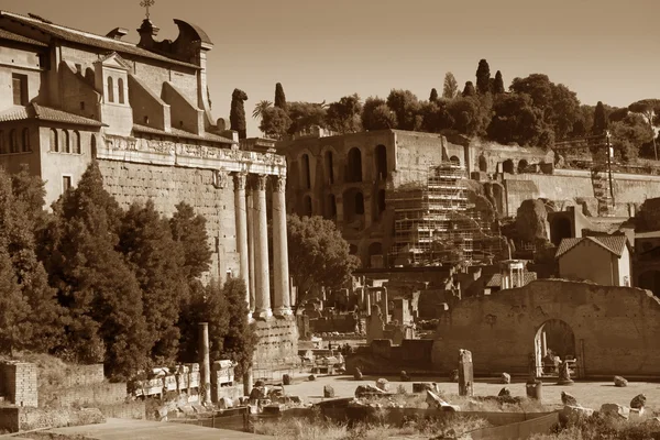 Fori Imperiali ruínas antigas em Roma — Fotografia de Stock