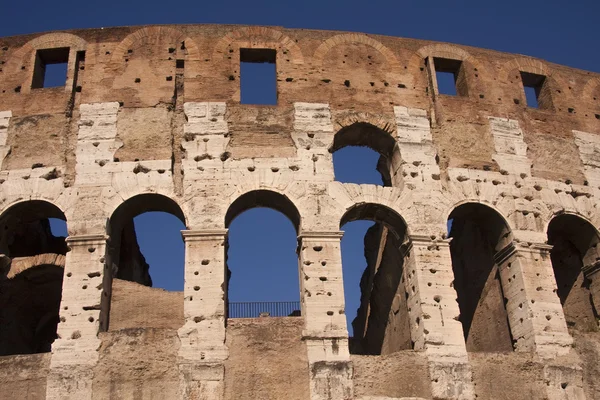 Roma'daki Colosseum antik amfitiyatro — Stok fotoğraf