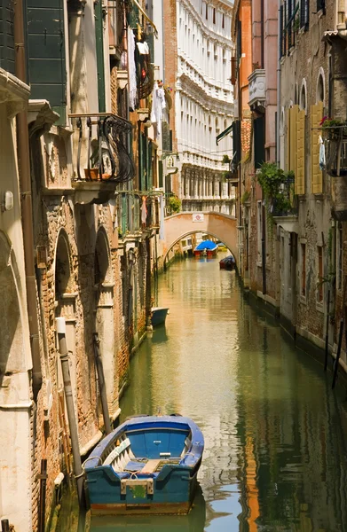 Kanalblick mit Boot in Venedig Stockfoto
