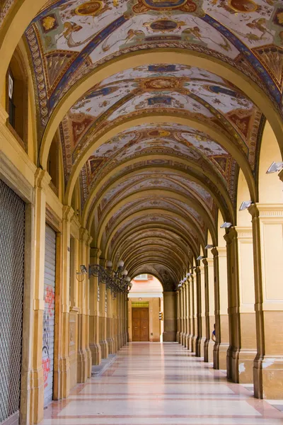 Antico portico decorato con colonne a Bologna Foto Stock Royalty Free
