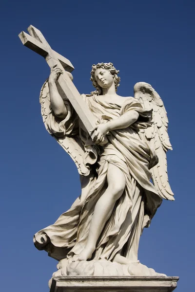Statue eines Engels auf der sant angelo brücke in rom Stockbild