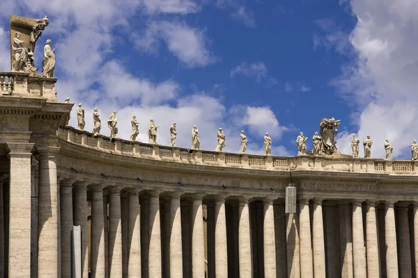 Собор Святого Петра на площади Сан-Пьедро в Ватикане Стоковое Изображение
