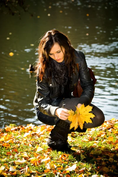 Sonbahar parkındaki kadın. — Stok fotoğraf