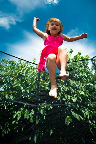 Saltare in giardino — Foto Stock