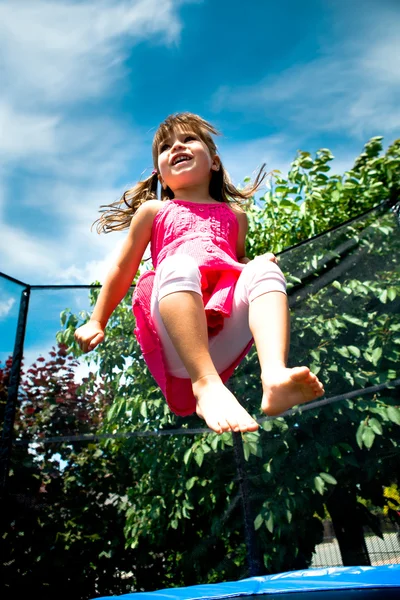 Saltando no jardim — Fotografia de Stock