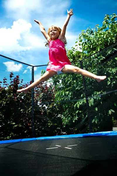 Saltando en el jardín — Foto de Stock
