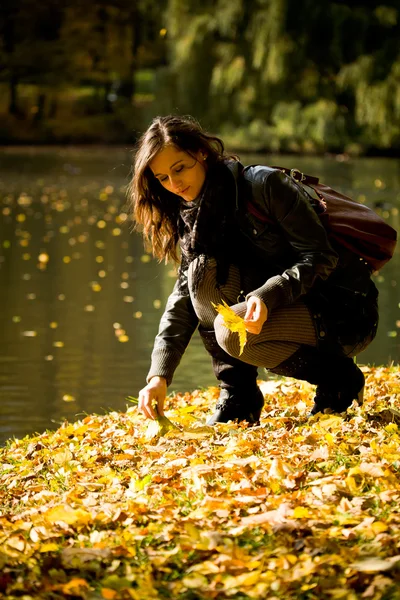 Femme dans le parc d'automne — Photo