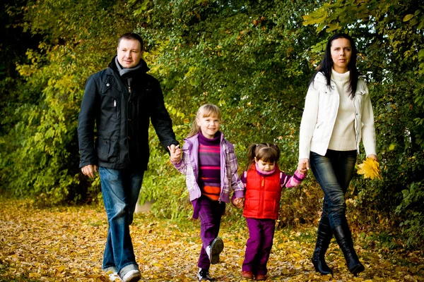 Sonbahar parkta genç ailesi — Stok fotoğraf