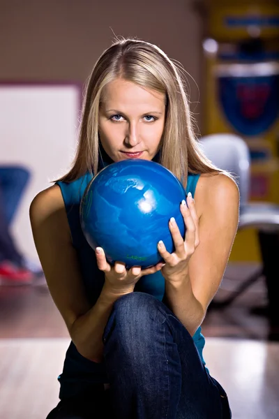 Bowling ragazza — Foto Stock