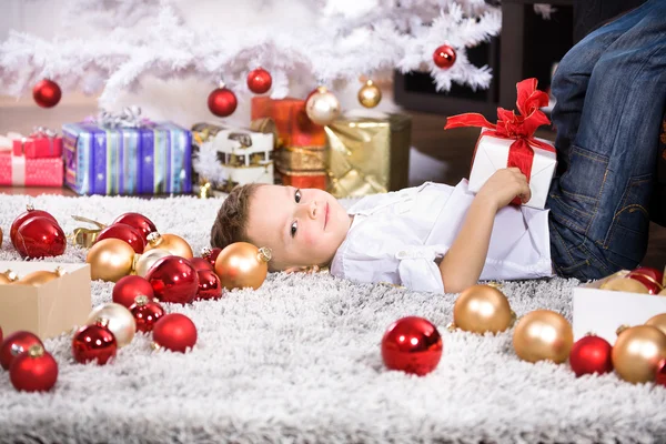 クリスマスの少年 — ストック写真