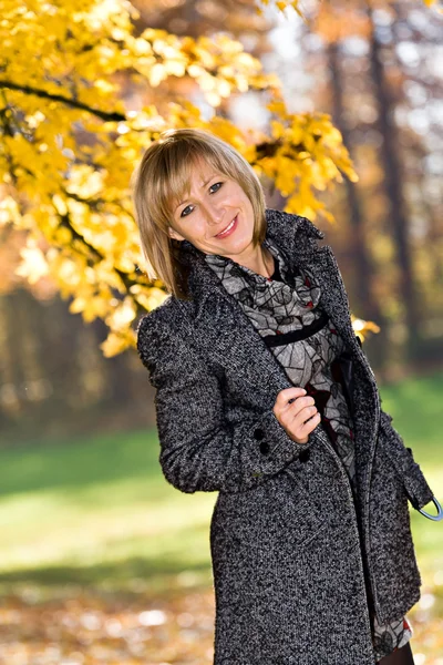 Woman in the autumn park — Stock Photo, Image