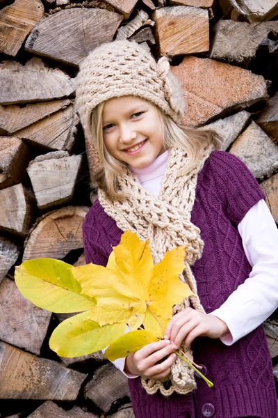Meisje in het herfstpark — Stockfoto