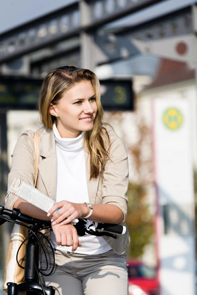 In bicicletta in città — Foto Stock