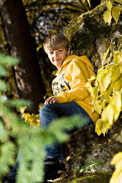Boy v podzimním parku — Stock fotografie