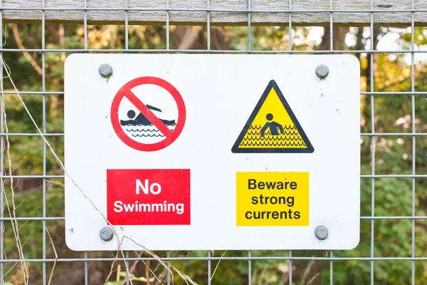 川の警告サイン — ストック写真