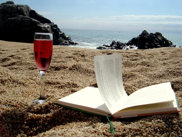 Giornata di sole in spiaggia con il libro . — Foto Stock