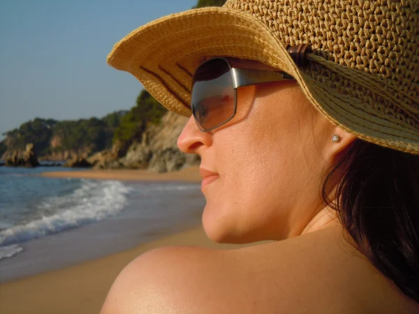 Perfil de young woman looking at the sea — Fotografia de Stock