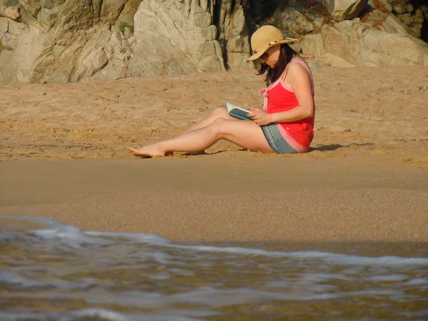 Lectura en la playa — Foto de Stock