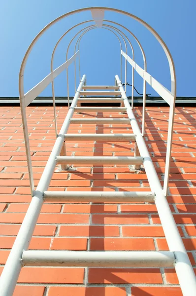 Leiter auf das Dach — Stockfoto