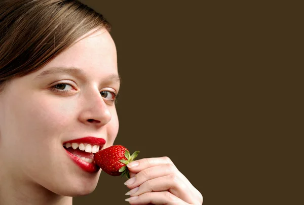 Meisje met aardbeien — Stockfoto