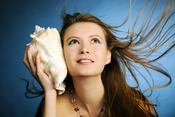 Дівчина з seashell — стокове фото